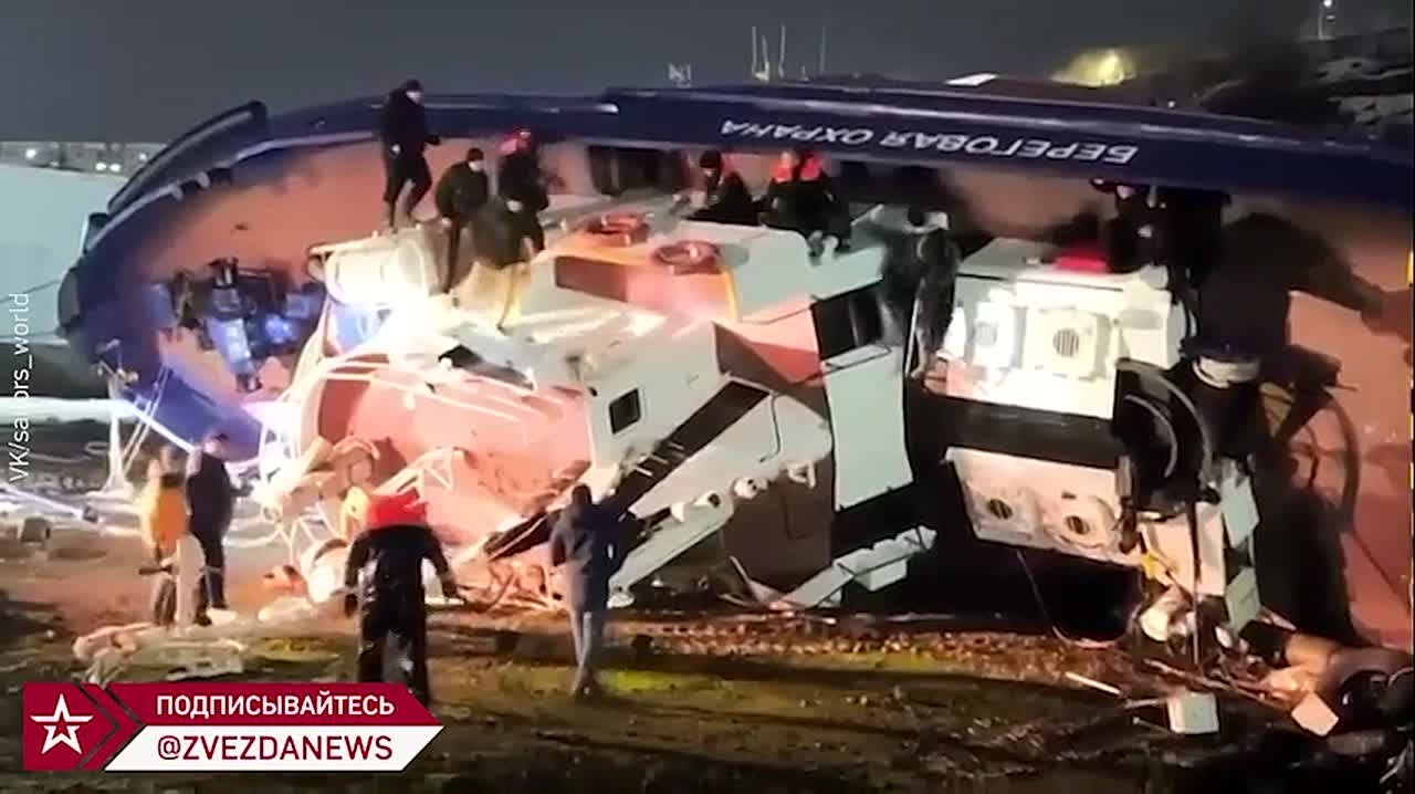 Прилег отдохнуть: на бок завалился корабль береговой охраны в Петропавловске-Камчатском, несколько человек оказались в воде