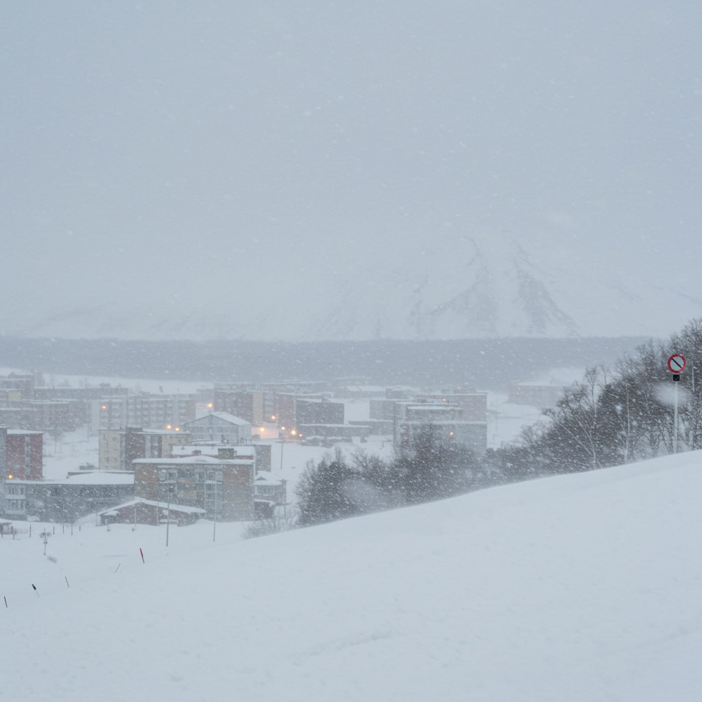 Циклон несет на Камчатку снежную бурю
