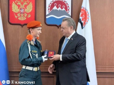 Борис Невзоров вручил памятные медали Совета Федерации «За проявленное мужество» ученицам кадетских классов Камчатки