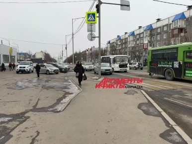 У "Шамсы" на Ларина ДТП. Машина въехала в автобус