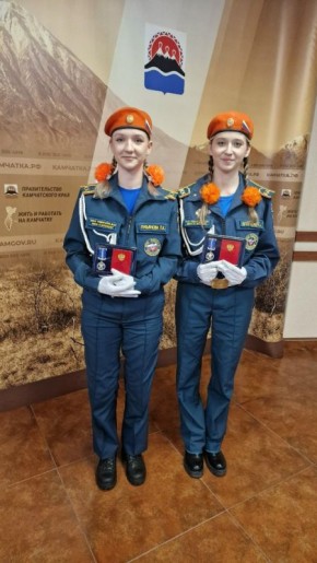 Двух школьниц наградили медалями за спасение людей