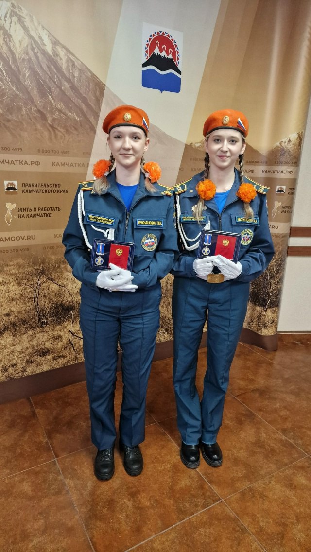 Двух школьниц наградили медалями за спасение людей