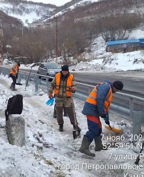 Город день за днём. 7 ноября 2025 года В Петропавловске-Камчатском продолжаются работы по расчистке городских территорий