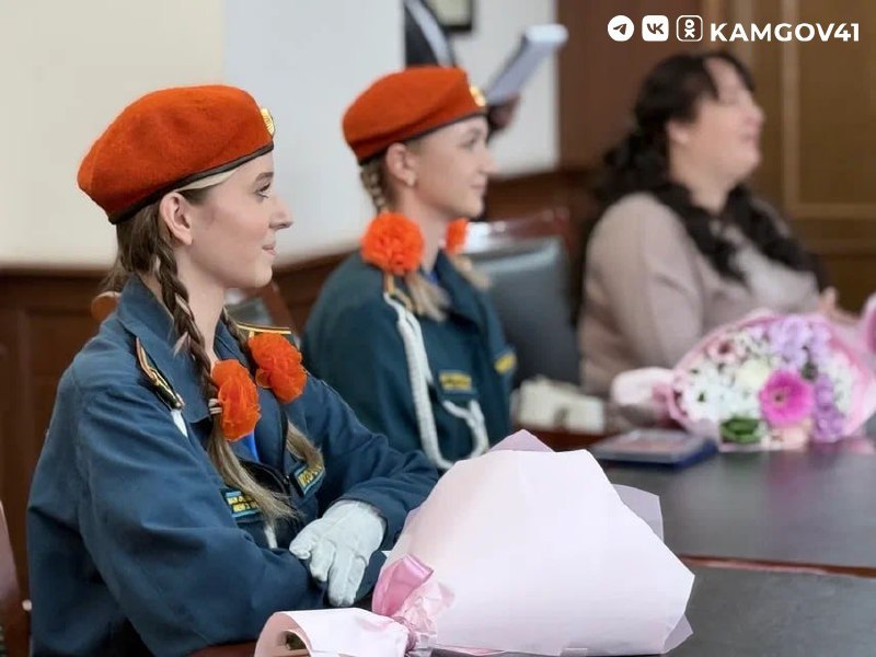 Борис Невзоров вручил памятные медали Совета Федерации «За проявленное мужество» ученицам кадетских классов Камчатки Борис Невзоров вручил памятные медали Совета Федерации «За проявленное мужество» ученицам кадетских классов Камчатки