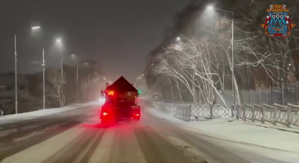 В Ленинский район, где на спусках, подъемах наблюдается сложная ситуация, выехала очередная смена комбинированных дорожных машин