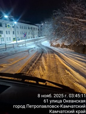 Дорожные службы рано утром продолжают работы по расчистке и обработке песко-соляной смесью основных магистралей