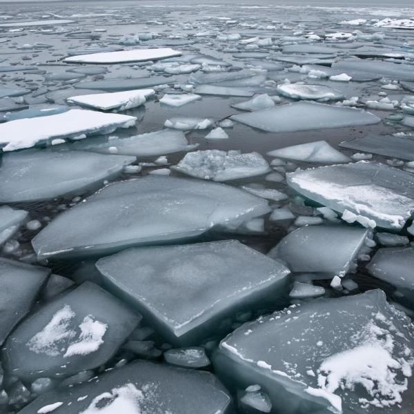 Судно завалилось на бок в Авачинской бухте на Камчатке, рабочие оказались в ледяной воде