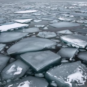 Судно завалилось на бок в Авачинской бухте на Камчатке, рабочие оказались в ледяной воде