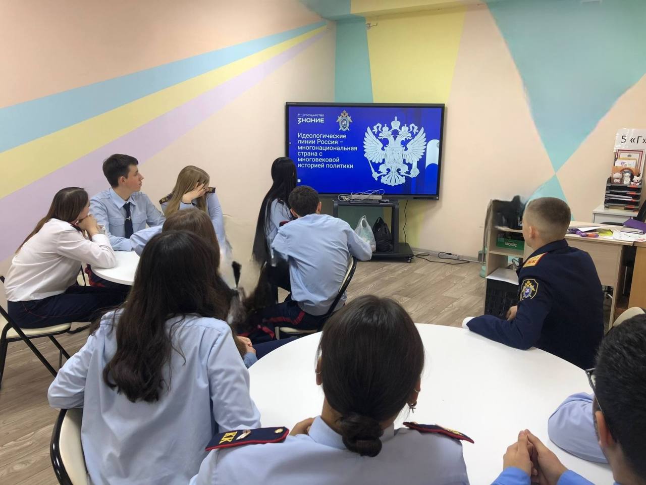 Офицеры территориальных подразделений СКР провели для камчатских школьников патриотические занятия