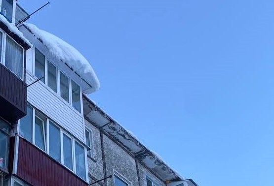 Своевременная уборка снега и наледи с крыш