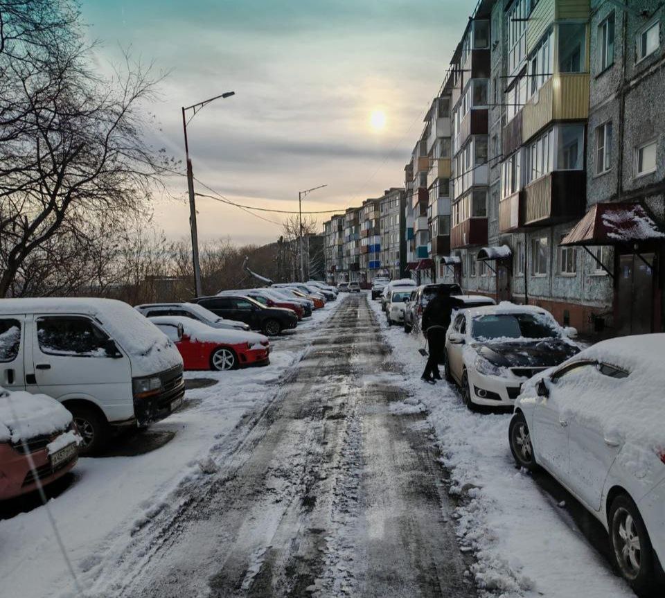 Город день за днём. 8 ноября 2025 года Коммунальные службы продолжают мероприятия по расчистке и обработке противогололедными материалами городских территорий Город день за днём. 8 ноября 2025 года Коммунальные службы продолжают мероприятия по расчистке и обработке противогололедными материалами городских территорий