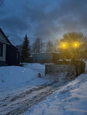 Город день за днём. 8 ноября 2025 года Коммунальные службы продолжают мероприятия по расчистке и обработке противогололедными материалами городских территорий