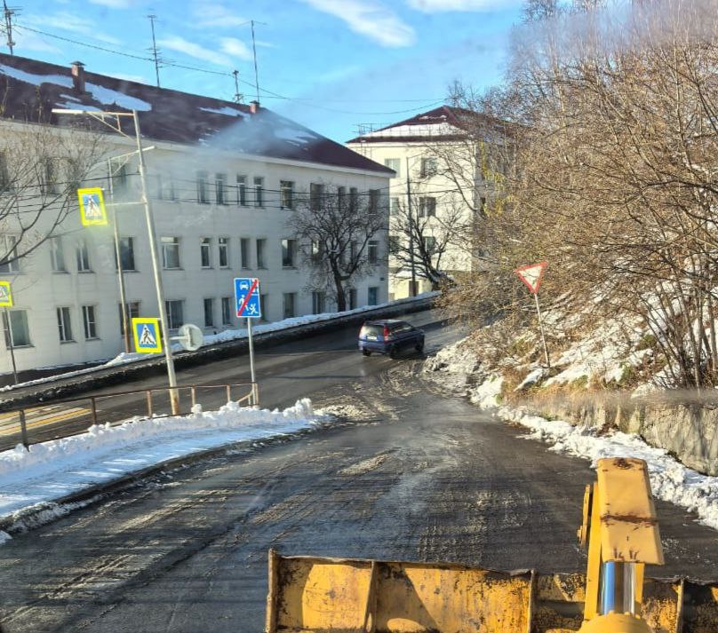 Город день за днём. 8 ноября 2025 года Коммунальные службы продолжают мероприятия по расчистке и обработке противогололедными материалами городских территорий Город день за днём. 8 ноября 2025 года Коммунальные службы продолжают мероприятия по расчистке и обработке противогололедными материалами городских территорий