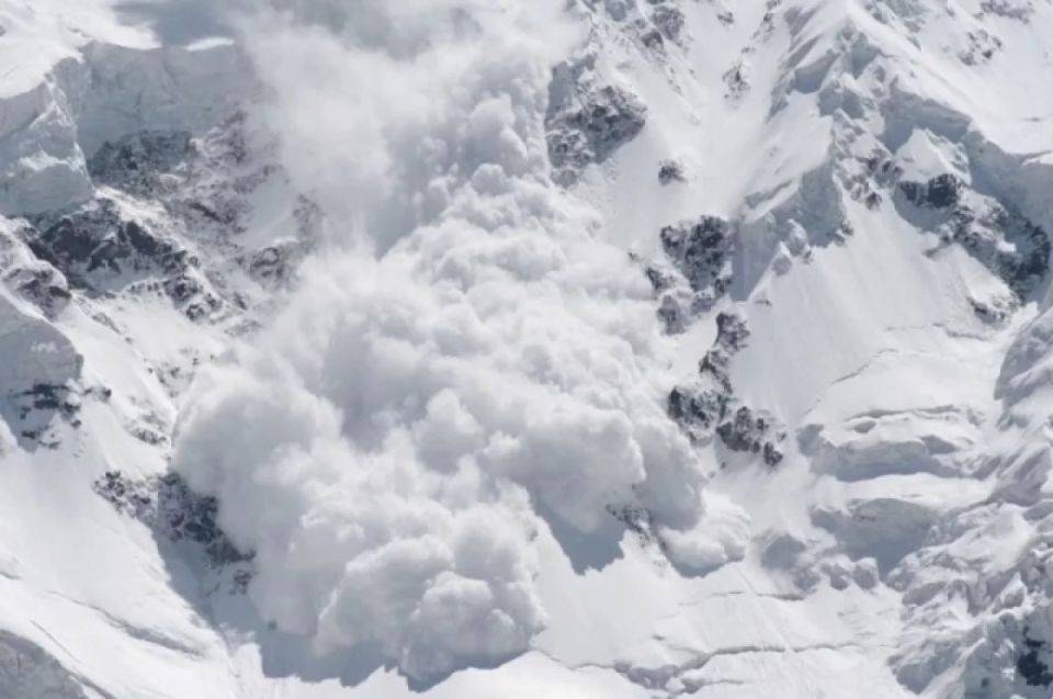Спасатели присоединились к поискам попавшего под снежной лавиной геолога