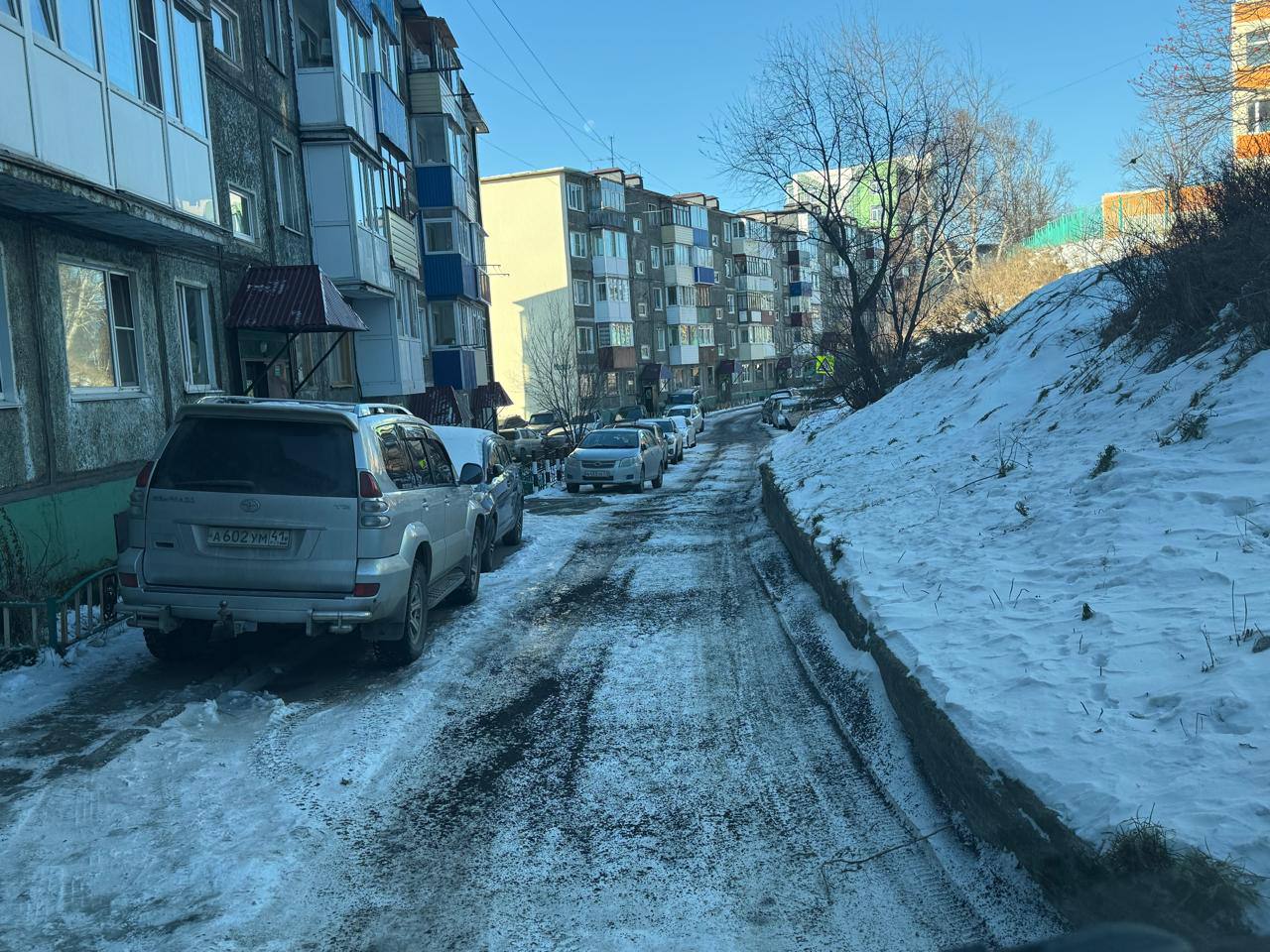 Город день за днем. 9 ноября 2025 года Техника работает на главных магистралях, внутриквартальных проездах, подъездах к объектам социальной сферы Город день за днем. 9 ноября 2025 года Техника работает на главных магистралях, внутриквартальных проездах, подъездах к объектам социальной сферы