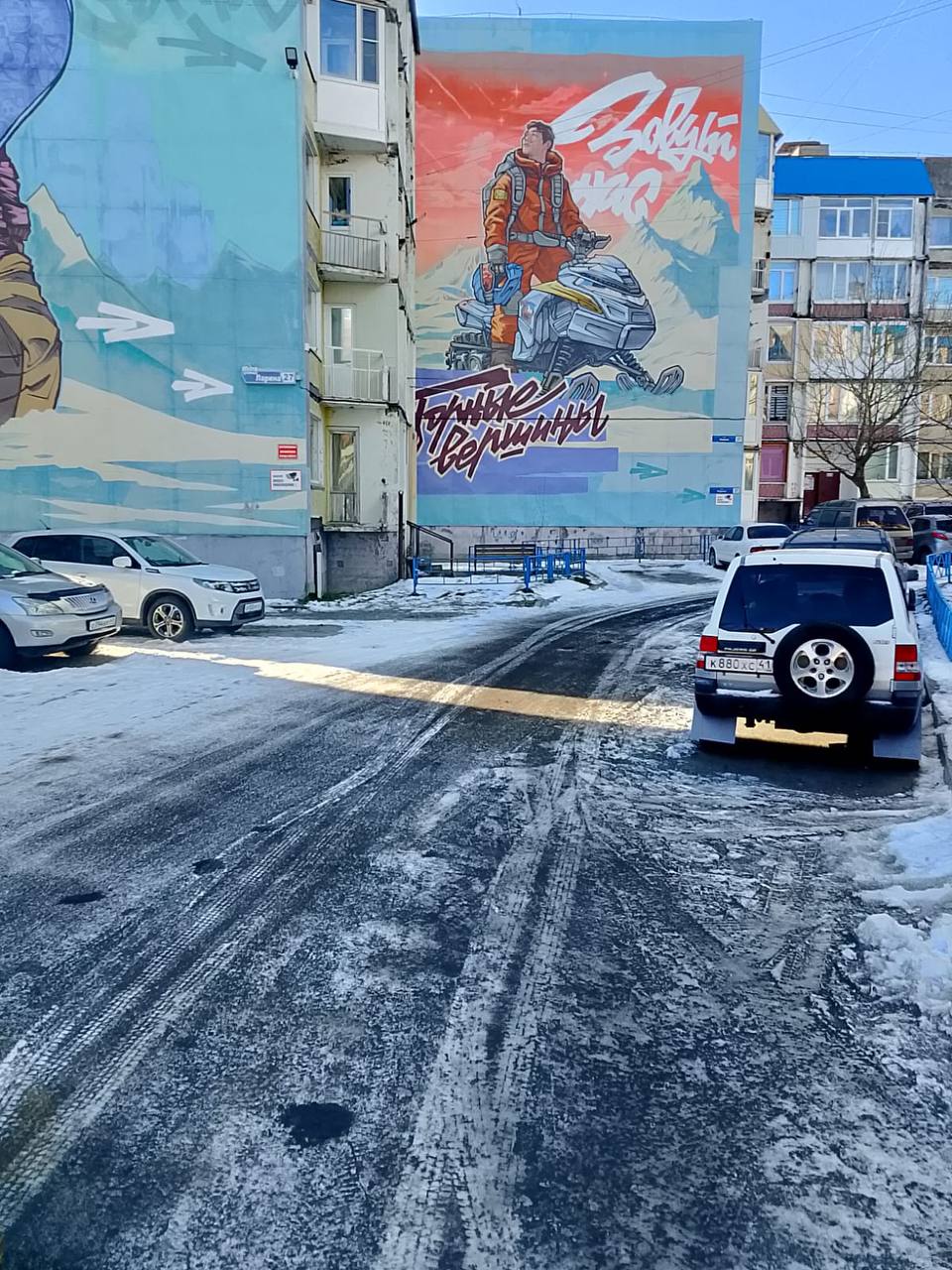 Город день за днем. 9 ноября 2025 года Техника работает на главных магистралях, внутриквартальных проездах, подъездах к объектам социальной сферы