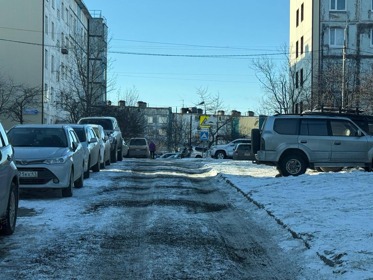 Город день за днем. 9 ноября 2025 года Техника работает на главных магистралях, внутриквартальных проездах, подъездах к объектам социальной сферы Город день за днем. 9 ноября 2025 года Техника работает на главных магистралях, внутриквартальных проездах, подъездах к объектам социальной сферы