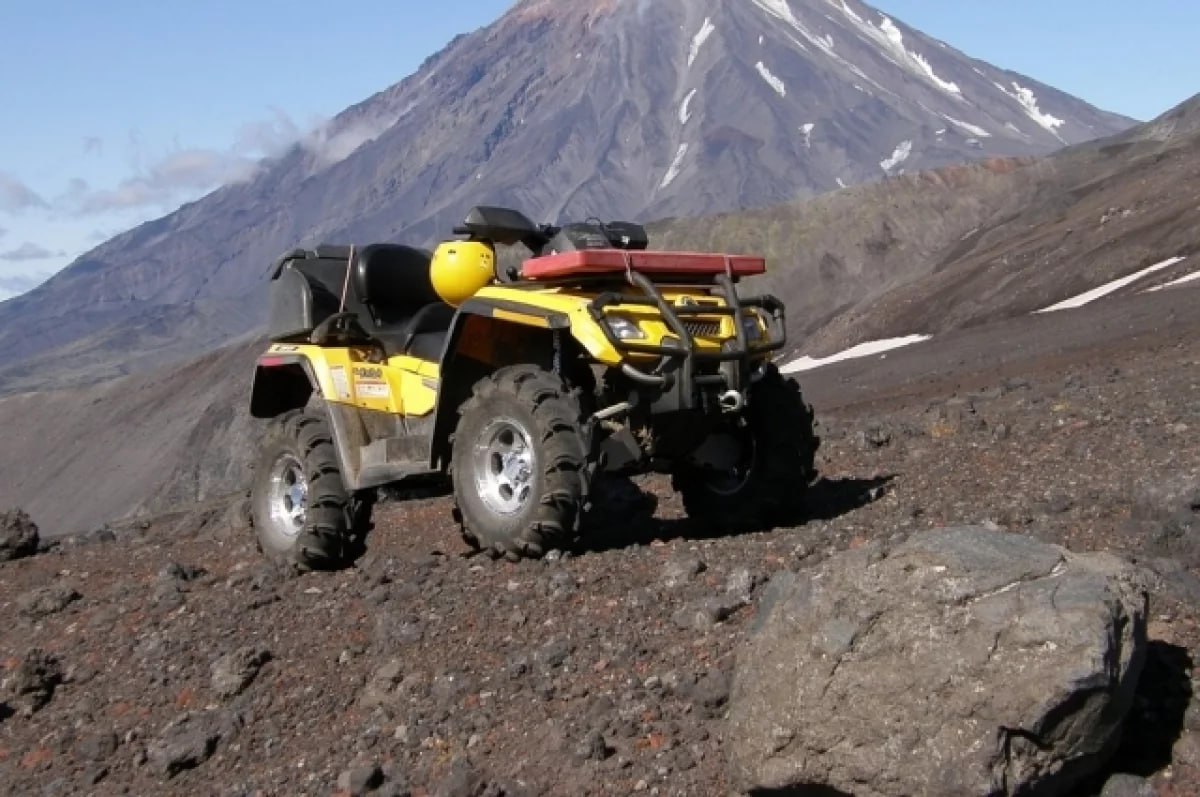 Два человека перевернулись на квадроцикле