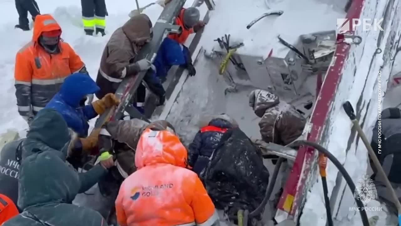 Геолог выжил при сходе лавины на Камчатке благодаря воздушному карману под снегом, пространство позволило мужчине дышать до прихода спасателей