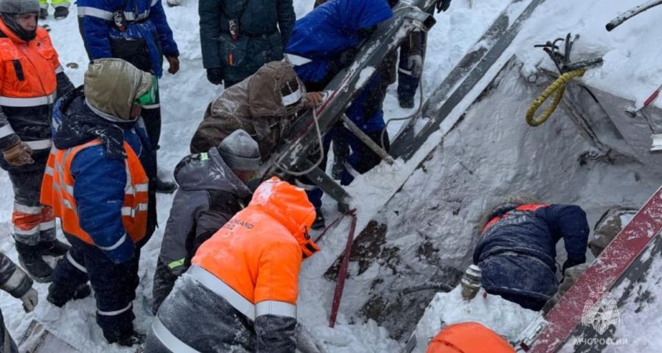 МЧС публикует видео и фото, как искали 29-летнего геолога после схода лавины