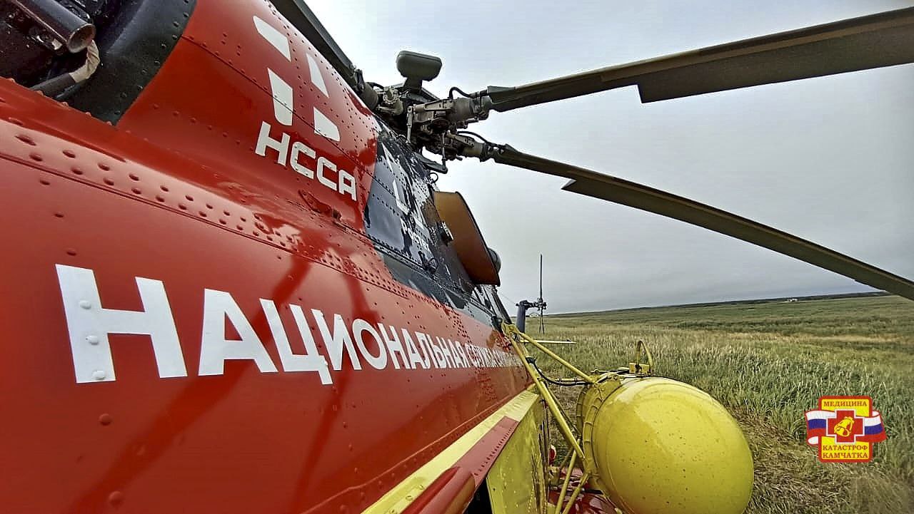 Чудом выжившего под лавиной геолога эвакуируют на вертолёте