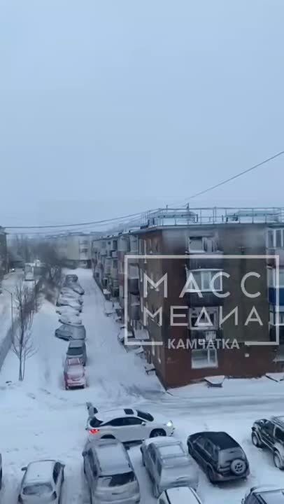 На улице Горького, 11 из-за ветра искрят электропровода