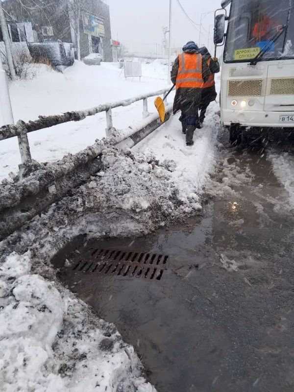 В Петропавловске-Камчатском бригады ручного труда работают в оперативном режиме по расчистке ливневных канализаций, которые могут забиваться шугой и мусором с дорог