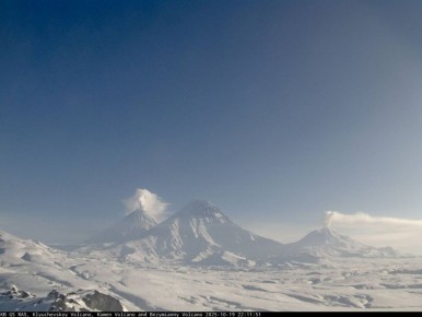 Отвлечемся от циклона.... Учёные считают, что вулкан Безымянный на Камчатке готовится к мощному извержению Вулкан Безымянный, активность которого повысилась, готовится к сильному извержению. Об этом сообщила Камчатская...