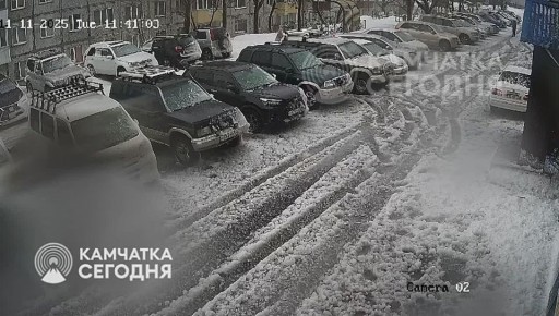 Агрессивный мужик сегодня снес лобовуху припаркованного авто