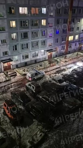 ЧП произошло в Елизове. За домом на Школьной, 3 в районе 26 км лежит человек