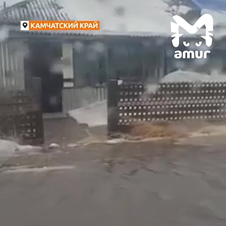 Штормовая волна топит село на Камчатке