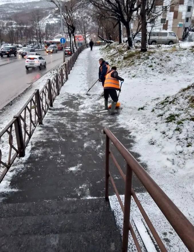 Город день за днем. 12 ноября 2025 года В Петропавловске-Камчатском дорожные службы продолжают ликвидацию последствий циклона Город день за днем. 12 ноября 2025 года В Петропавловске-Камчатском дорожные службы продолжают ликвидацию последствий циклона