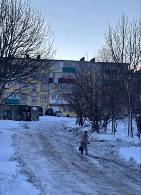 Дорожные службы продолжают мероприятия по расчистке и обработке противогололедными материалами внутриквартальных проездов, пешеходных зон