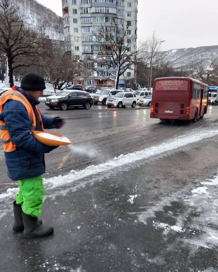 Город день за днем. 12 ноября 2025 года В Петропавловске-Камчатском дорожные службы продолжают ликвидацию последствий циклона Город день за днем. 12 ноября 2025 года В Петропавловске-Камчатском дорожные службы продолжают ликвидацию последствий циклона