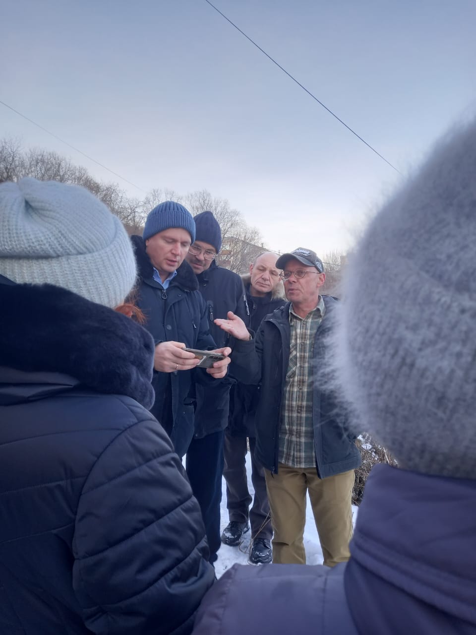 Анатолий Кирносенко и Владимир Агеев разъяснили горожанам ситуацию с земляными работами на улице Ленинградской Анатолий Кирносенко и Владимир Агеев разъяснили горожанам ситуацию с земляными работами на улице Ленинградской