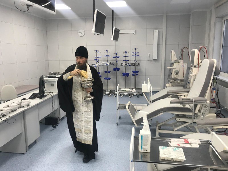 Глава камчатской епархии освятил операционный блок и палаты новой краевой больницы