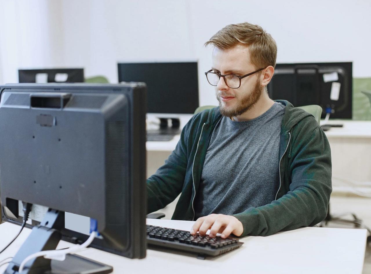 Военкоматы начнут оперативно получать данные об увольнении айтишников — чтобы быстрее призывать их в армию