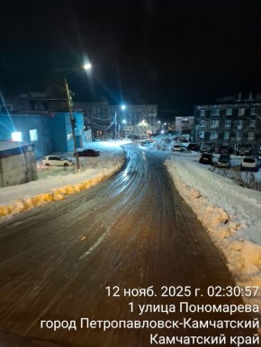 Подрядные организации в ночную смену проводили работы по расчистке внутриквартальных проездов и придомовых территорий