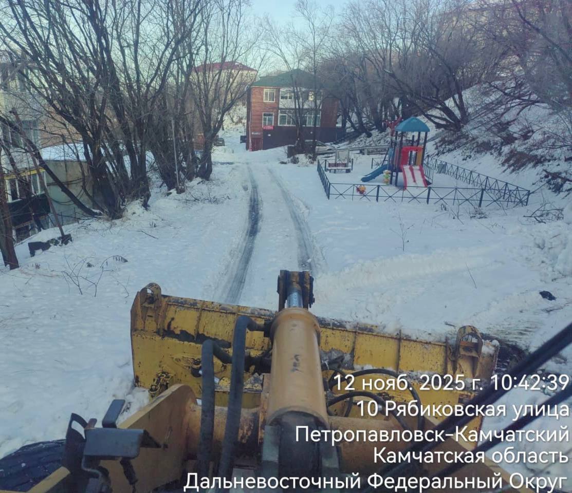 Город день за днем. 12 ноября 2025 года В Петропавловске-Камчатском дорожные службы продолжают ликвидацию последствий циклона Город день за днем. 12 ноября 2025 года В Петропавловске-Камчатском дорожные службы продолжают ликвидацию последствий циклона