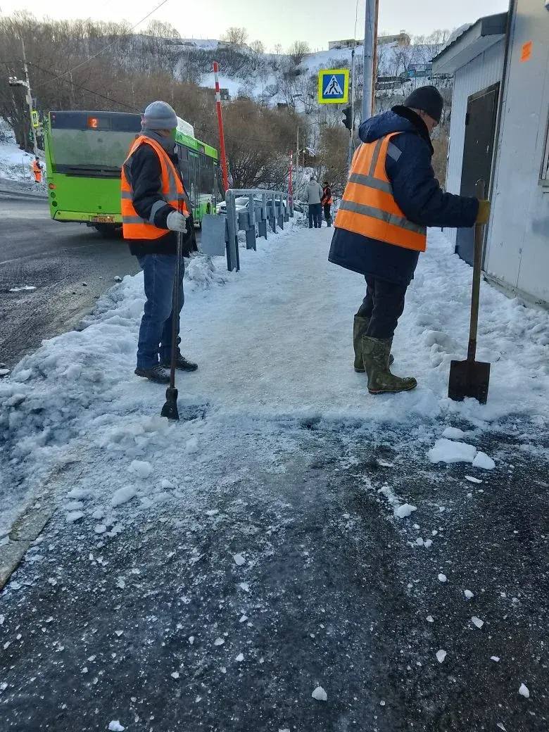 Город день за днем. 13 ноября 2025 года В Петропавловске-Камчатском продолжаются работы по расчистке городских территорий Город день за днем. 13 ноября 2025 года В Петропавловске-Камчатском продолжаются работы по расчистке городских территорий