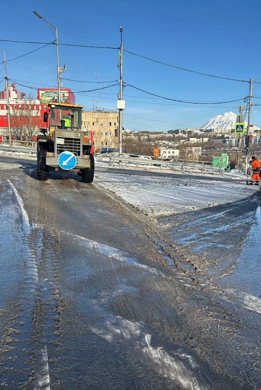 Город день за днем. 13 ноября 2025 года В Петропавловске-Камчатском продолжаются работы по расчистке городских территорий Город день за днем. 13 ноября 2025 года В Петропавловске-Камчатском продолжаются работы по расчистке городских территорий