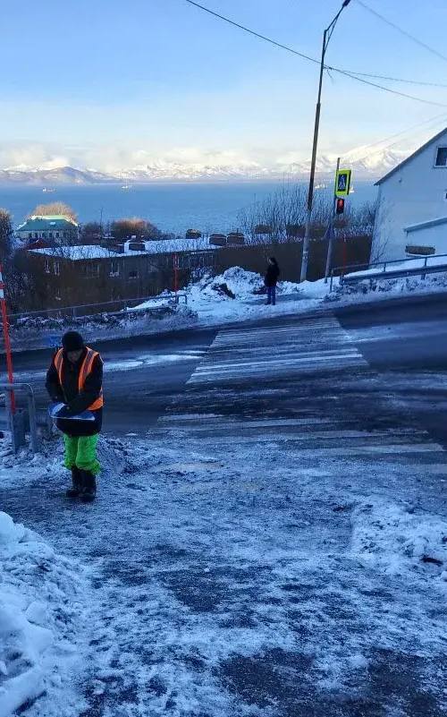 Город день за днем. 13 ноября 2025 года В Петропавловске-Камчатском продолжаются работы по расчистке городских территорий Город день за днем. 13 ноября 2025 года В Петропавловске-Камчатском продолжаются работы по расчистке городских территорий