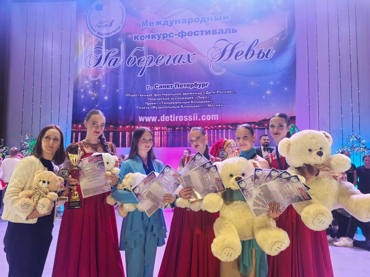 Коллектив Центра детского творчества города Елизово «Фейерверк» завоевал Гран-при на международном конкурсе в Санкт-Петербурге Коллектив Центра детского творчества города Елизово «Фейерверк» завоевал Гран-при на международном конкурсе в Санкт-Петербурге