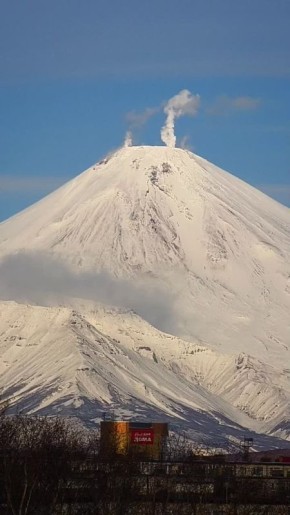 Вчера Авачинский вулкан показал жителям Петропавловска симпатичные «рожки»