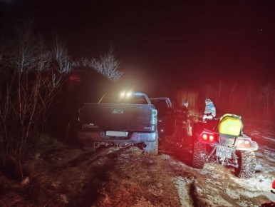 Спасатели помогли застрявшим на внедорожнике на лесной дороге туристам