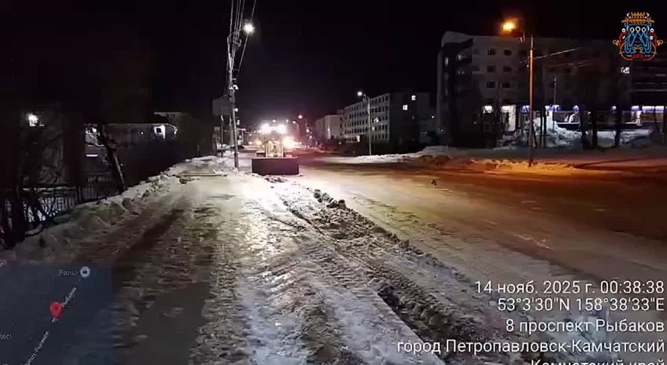 В ночную смену дорожные службы с помощью специализированной техники продолжили расширение магистральных дорог с вывозом снега