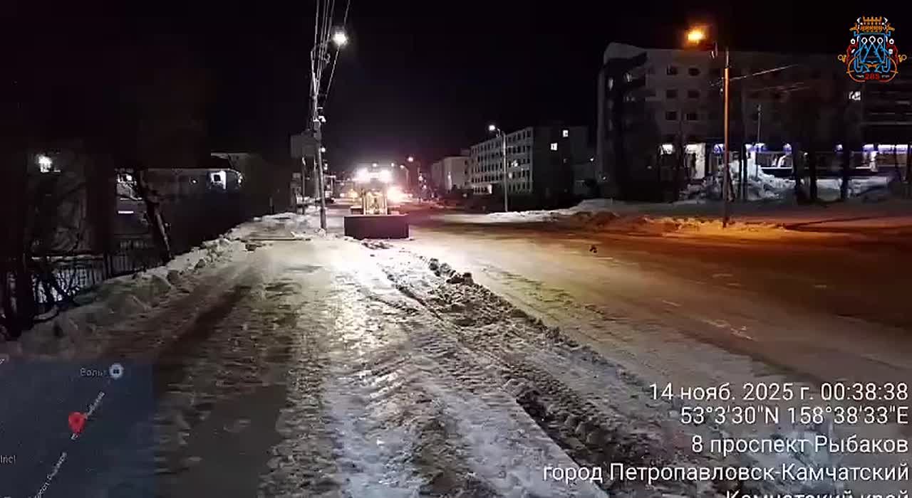 В ночную смену дорожные службы с помощью специализированной техники продолжили расширение магистральных дорог с вывозом снега