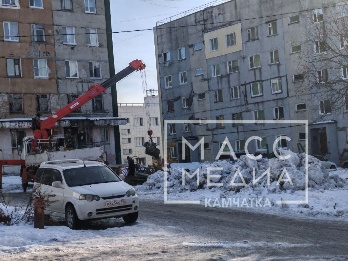 Больше никаких игр. Как сообщили наши подписчики, на улице Океанская, рядом с домом 121/2, рабочие прямо сейчас сносят детскую площадку Больше никаких игр. Как сообщили наши подписчики, на улице Океанская, рядом с домом 121/2, рабочие прямо сейчас сносят детскую площадку