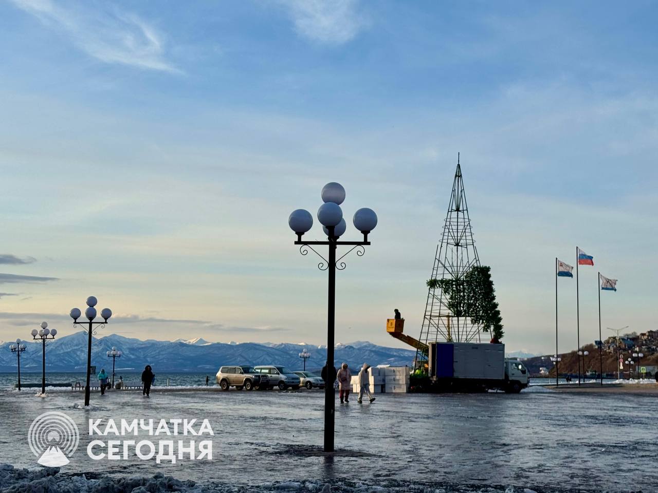 В центре Петропавловска-Камчатского начали устанавливать Ёлку!