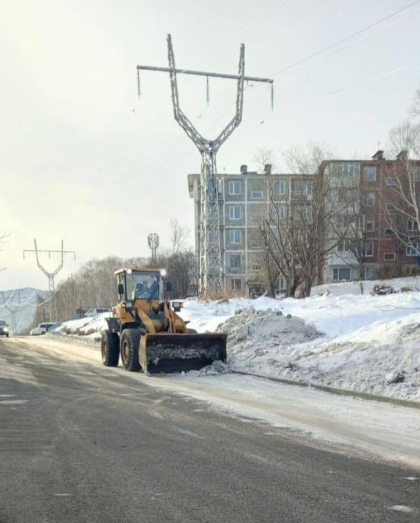 Город день за днём. 15 ноября 2025 года Коммунальные службы продолжают мероприятия по расчистке и обработке противогололедными материалами городских территорий